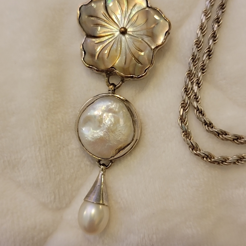 Stunning Sterling Silver Carved MOP & Pearl Flower Necklace - Picture 12 of 12